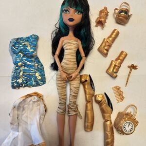 Monster High Cleo With Some Accessories